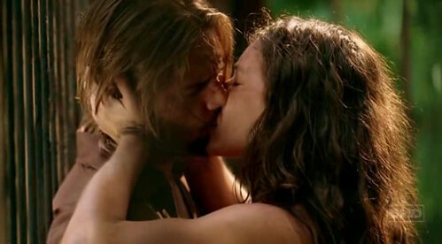 Sawyer y Kate besándose