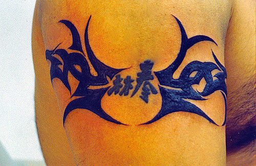 tribal con letras chinas .tatuajes.