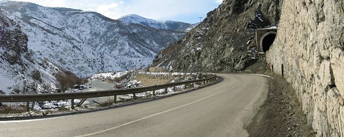 Narrow road on the way to Erzincan, Turkey / 道が狭い(トルコ、エルジンジャン市へ向かう途中)