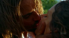 Sawyer besa a Kate en el segundo episodio de perdidos