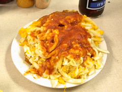 Macaroni 'n cheese with red gravy