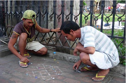 men playing dama checkers draughts street city Buhay Pinoy Philippines Filipino Pilipino  people pictures photos life Philippinen  菲律宾  菲律賓  필리핀(공화국)improvised board game 