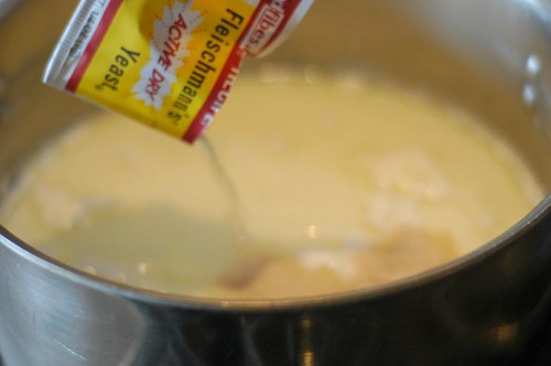 Фото рецепт низкокалорийных рулетиков с корицей в кофейном соусе