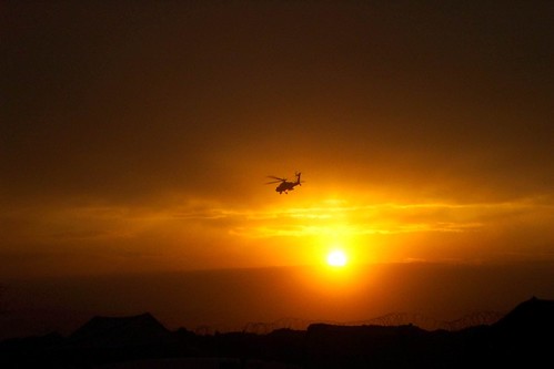 Sunset & Apache helecopter in southern Afghanistan. (Foto: Michael Fontenot)