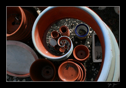 Pots in and of Another por Josh Sommers.