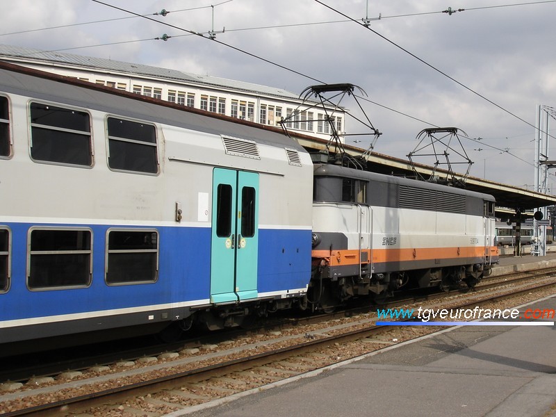 Une locomotive électrique BB 9700 SNCF en tête d'une rame V2N à Paris-Gare de Lyon quelques mois avant sa radiation