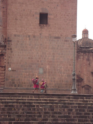 escena tipica frente la catedral del cuzco