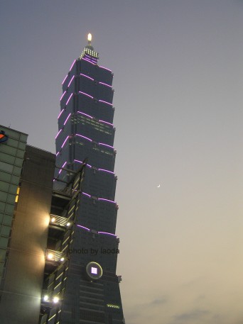 101大樓和月亮