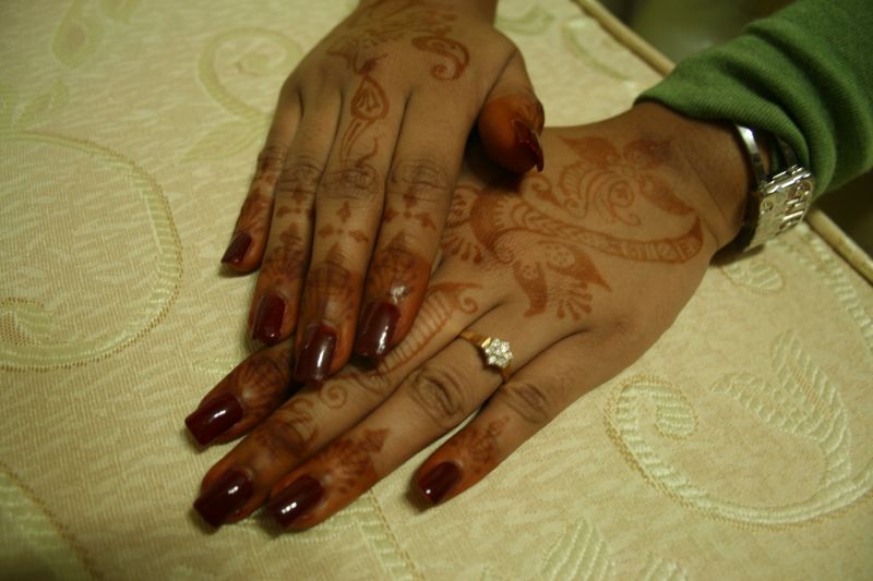 Henna und neue Nägel für die Braut