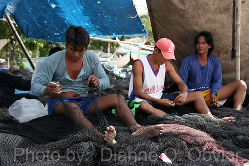  Sigayan Bay, San Juan, Batangas fishermen mending nets Buhay Pinoy Philippines Filipino Pilipino  people pictures photos life Philippinen  菲律宾  菲律賓  필리핀(공화국)     