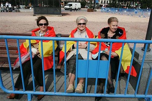 Tres señoras Españolas envueltas en la bandera de su nación