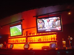 [店] 17 Sports Bar & Restaurant (1)_吧台上的兩個液晶電視