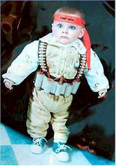 Palestijnse baby met bomgordel en rode Hamas-hoofdband