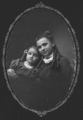 Carolyn and Harriet Joerndt ca. 1903
