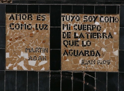 palabras del amor. The tile at the base of the sculpture "El Beso" is covered in famous quotes about love. Left: Love is like light