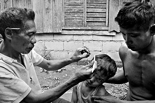 Leyte, Ormoc barber street hair cut rural scene Pinoy Filipino Pilipino Buhay  people pictures photos life Philippinen  菲律宾  菲律賓  필리핀(공화국) Philippines