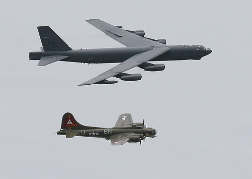 Warbird picture - Boeing B-17G &quot;Flying Fortress&quot; and Boeing B-52 Stratofortress