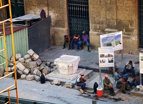 construction workers, 6:17 AM, Havana Vieja por lumierefl.