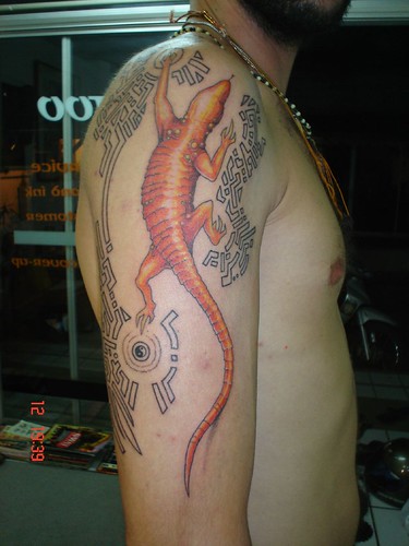 shoulder tattoo. lizard on the shoulder tattoo