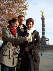3_tourists_at _victory_column_256x341