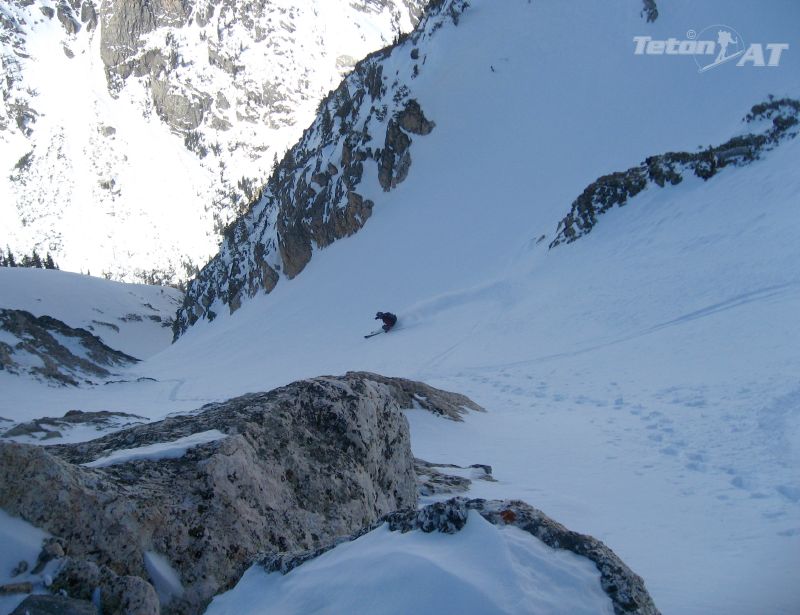 Fun turns in the upper couloir