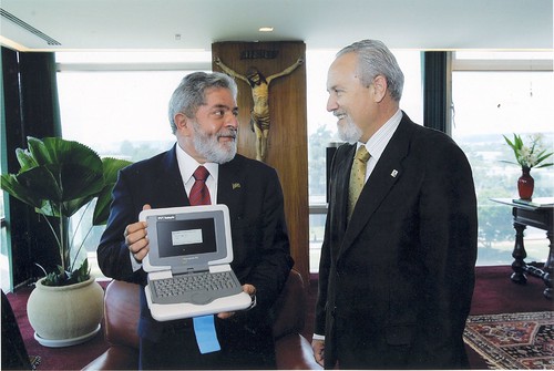 President Lula holding a Classmate PC