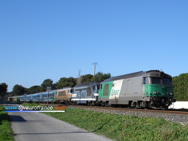 Deux BB67400 acheminent le train Corail Téoz 4653 sur la ligne de la Côte Bleue.