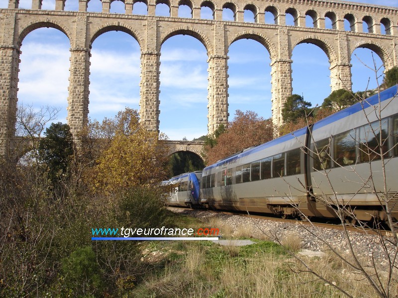 Two X72500 XTER railcars on a regional service (Briançon - Marseilles) on the one-track Aix-en-Provence - Rognac railway