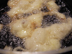 frying oliebollen