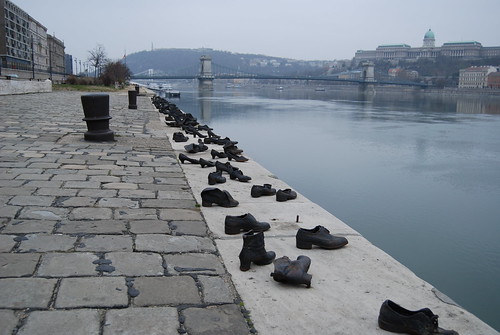 בודפשט, אנדרטה במקום בו נורו ונדחפו היהודים למי הדנובה