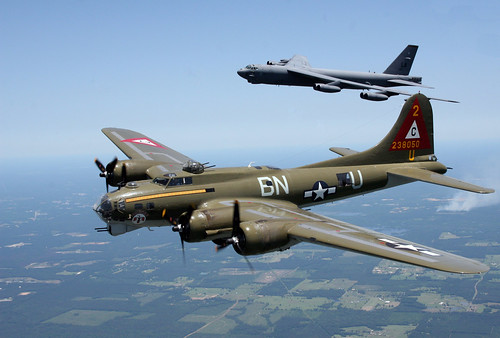 Warbird picture - Boeing B-17G &quot;Flying Fortress&quot; and Boeing B-52 Stratofortress