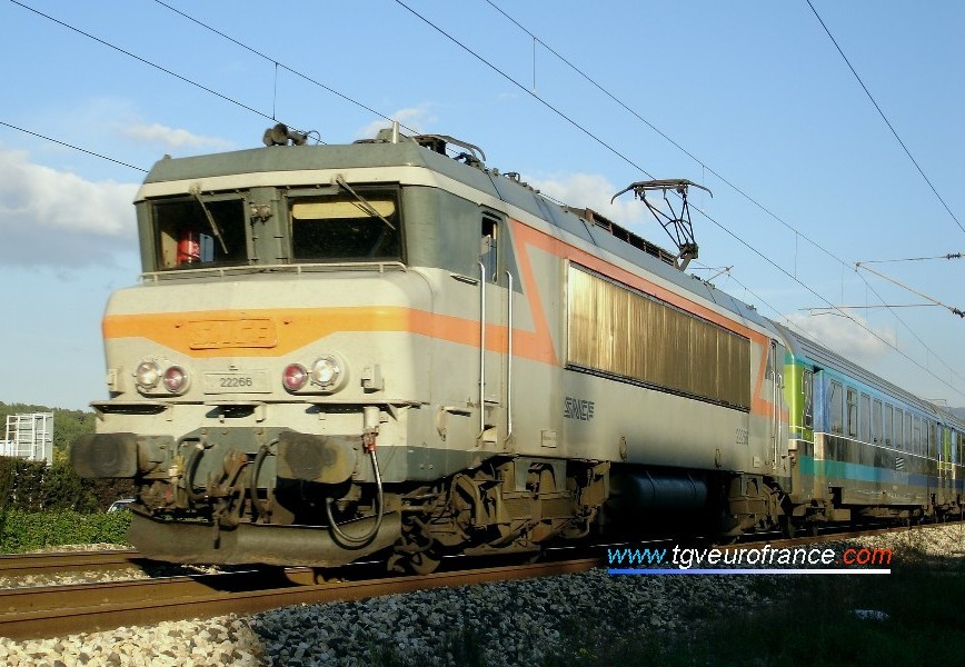 Una locomotora BB22200 (la BB22266 SNCF) y un tren Corail Téoz Niza - Burdeos el 11 Noviembre de 2005