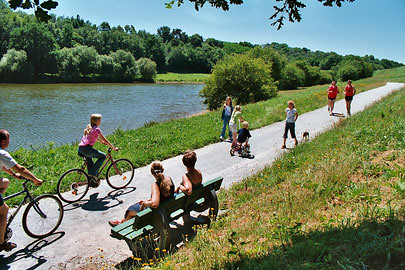 The cycle path along the banks of the River Oust, which between Rohan and Redon doubles up as the Nantes-Brest Canal. The canal path pictured here is a short ride out of the village of Guegon. Photo: Martin Selway