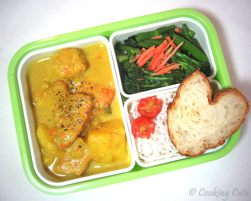 [tight bento box with vegetarian curry, broccolini, rice noodles, and french bread]