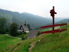 Ahornkapelle mit einer Kreuzwegstation