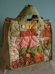 Quilted flower bag - side A par PatchworkPottery