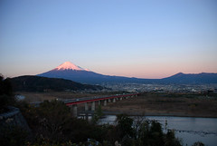 富士川SAから夕焼けに染まる富士山を眺めて