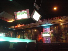 [店] 17 Sports Bar & Restaurant (3)_上面高掛的四面液晶大電視真的很有籃球場計分板的感覺
