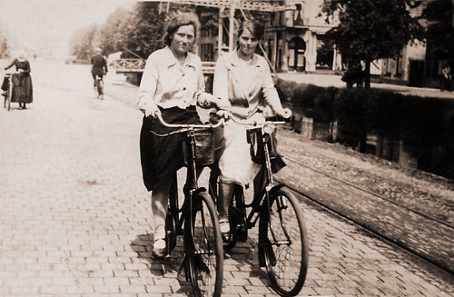 Oma Zylstra y una amiga montando en bici junto al canal