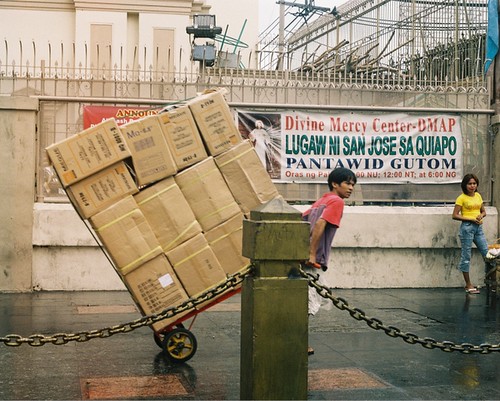  man piyon worker trolley sidewalk  Buhay Pinoy Philippines Filipino Pilipino  people pictures photos life Philippinen      