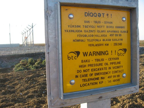 Warning sign on the BTC Pipeline just out of Yevlax, Azerbaijan / BTCパイプラインの看板（アゼルバイジャン、イェブラック村付近）
