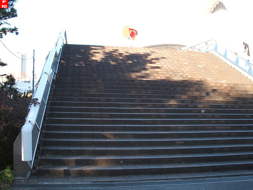 東京辰巳国際水泳場観客席にあがる階段