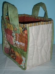 Quilted flower bag - side gusset par PatchworkPottery