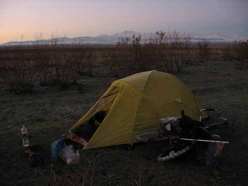 Campsite near Goranboy, Azerbaijan / ゴランボイ村の近く（アゼルバイジャン）