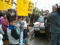 דב חנין בהפגנת התושבים ביהוד נגד האנטנות