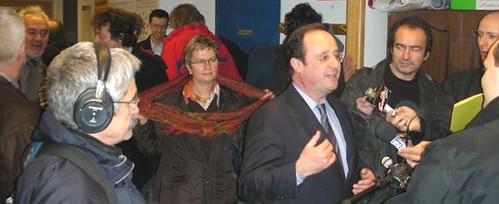 L'arrivée de François Hollande au miieu des micros