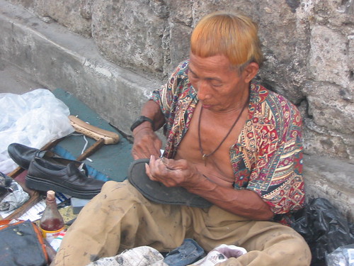 Quezon City shoe repair man sidewalk Pinoy Filipino Pilipino Buhay  people pictures photos life Philippinen  菲律宾  菲律賓  필리핀(공화국) Philippines    