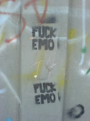 Un graffiti que reza "Fuck emo" (Foto: Gabofr/Flickr, licencia CC-BY)