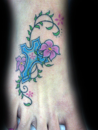 Tatuaje cruz Pupa Tattoo Granada. Pupa Tattoo Art Gallery C/Molinos, 15