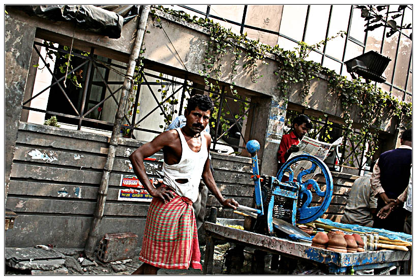 Kolkata : Sugarcane Man